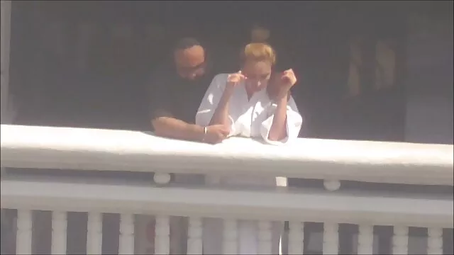 裸の痰は口と脚の間に完全に植え付けられました 女の子 向け エッチ 動画