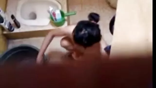 ハンターは公園でスレンダーな女の子をスパイした じょせい えろ どう が