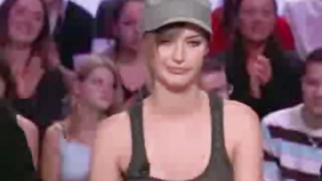 貧しい男は縛られ、二人のメンバーによってレイプされた 無料 動画 エロ 女性 向け