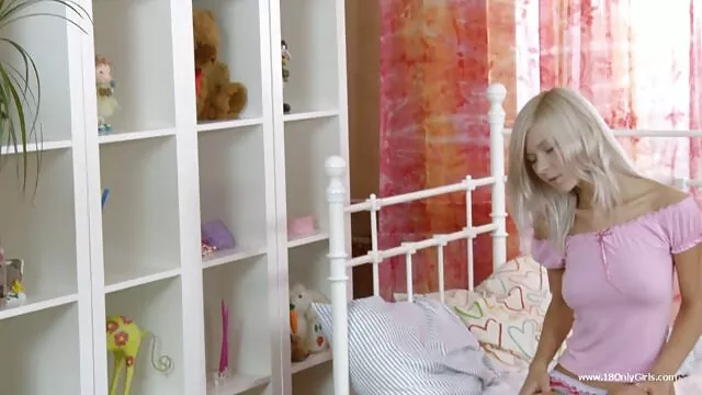 彼は彼の友人と遊んで、彼女を与えた セックス 女の子 動画