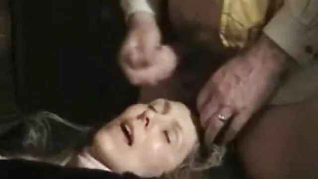 ロシアの美しさの火傷は、外国人の森のメンバーの一人を書きました 主婦 エッチ 無料 動画
