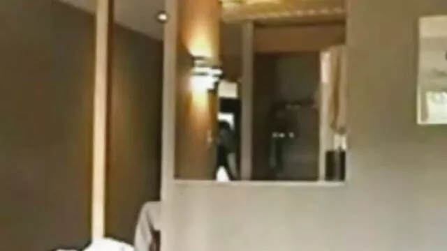 経験豊富なブロンドは鶏を食べ、散歩をしています エロ 動画 女性 向け 玩具